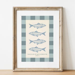 Könnte beinhalten: Ein gerahmter Druck mit einem blau-weiß karierten Hintergrund. Der Druck zeigt eine Reihe von blauen Fischillustrationen und den Text "Folge mir, und ich werde euch zu Fischern von Menschen machen. Matthäus 4:19".