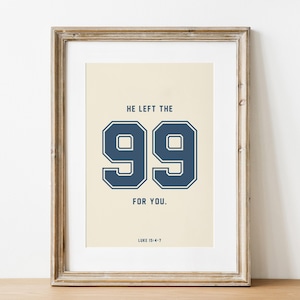 Może przedstawiać: Oprawiony wydruk artystyczny z kremowym tłem i granatowym tekstem, który brzmi "HE LEFT THE 99 FOR YOU". Cyfry są duże i stylizowane. Na dole wydruku znajduje się tekst "LUKE 15:4-7". Rama jest w kolorze jasnobrązowym.