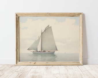 Pode incluir: Uma impressão emoldurada de um veleiro em águas calmas sob um céu nublado. O veleiro tem velas brancas e um casco branco. A moldura é de cor de madeira clara e natural, adicionando uma estética vintage à obra de arte.
