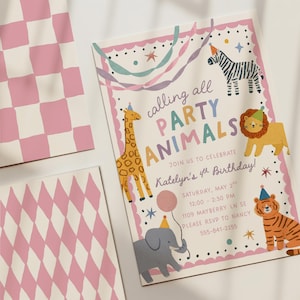 Puede incluir: Una tarjeta de invitación de cumpleaños rectangular con un borde festoneado rosa e ilustraciones de una cebra, jirafa, león, elefante y tigre con gorros de fiesta. El texto dice: calling all PARTY ANIMALS JOIN US TO CELEBRATE Katelyn's 4th Birthday!