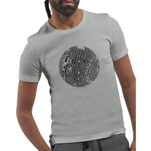 T-shirt en forme de carte au design urbain de Manhattan (New York) (monochrome)