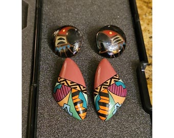 2 pendientes geométricos vintage de los años 80 con diseños atrevidos, coloridos y modernos, firmados por ATC