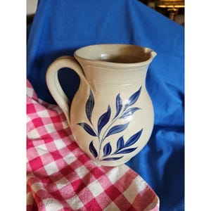 Jarra de cerámica vidriada con sal, azul cobalto, Williamsburg, grande, 23 cm, diseño de hoja primitiva.