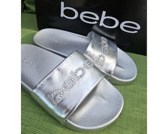 BEBE Rutschen Sandalen Silber Spellout Y2K Strass Metallic Felizia Größe 6