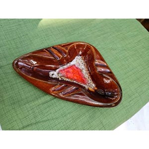 Posacenere vintage MCM Atomic Boomerang arancione e marrone, in ceramica artistica a forma di triangolo.