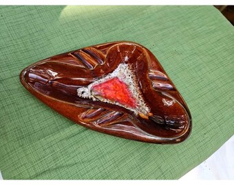 Cenicero vintage MCM Atomic Boomerang de cerámica artística con triángulos marrones y naranja.