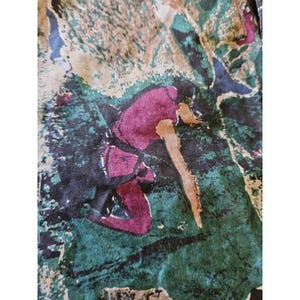 Peut inclure: Tissu à motifs abstraits avec un mélange de couleurs. Le motif comprend des nuances de vert, de violet, de marron et de bleu. Le tissu a un aspect texturé, avec un mélange de formes organiques.