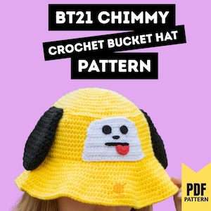 Puede incluir: Un sombrero de cubo de ganchillo amarillo con orejas negras y un parche facial blanco, con un diseño de personaje de dibujos animados. El sombrero tiene una lengua roja y ojos negros y está etiquetado como "BT21 Chimmy Crochet Bucket Hat Pattern". El patrón PDF está disponible.