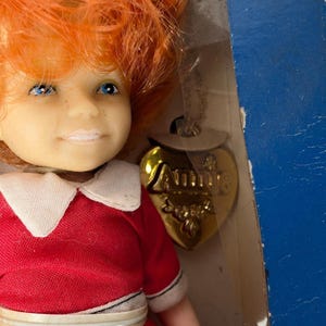vintage Annie Doll 1982 Culotte avec médaillon - Film des années 80 à collectionner dans une boîte