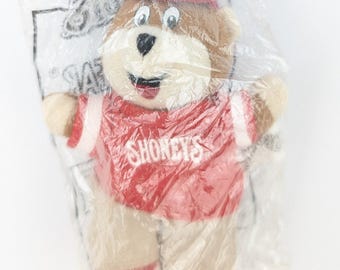 Shoney's pluche knuffelbeer uit 2004 met clipsluiting, nieuw in verpakking, promotiemascotte van het restaurant.
