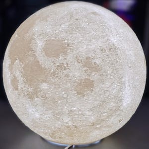 Lámpara de luna: modelo lunar impreso en 3D para decorar escritorios o estanterías