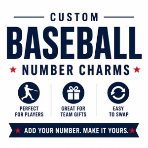Puede incluir: Un gr&aacute;fico azul marino con las palabras "CUSTOM BASEBALL NUMBER CHARMS" en blanco. Debajo hay tres iconos con texto: "PERFECT FOR PLAYERS", "GREAT FOR TEAM GIFTS" y "EASY TO SWAP". El texto "ADD YOUR NUMBER. MAKE IT YOURS." est&aacute; en la parte inferior.