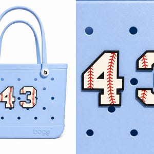 Puede incluir: Un bolso tote azul claro con dos asas y el n&uacute;mero "43" en un dise&ntilde;o tem&aacute;tico de b&eacute;isbol. El n&uacute;mero es blanco con costuras rojas, sobre un contorno negro. El bolso tiene un dise&ntilde;o perforado.