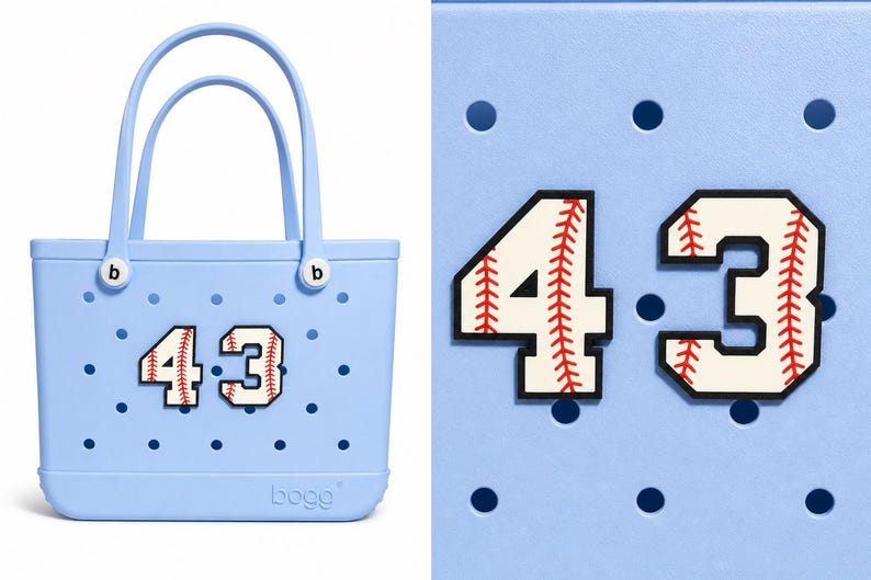 Puede incluir: Un bolso tote azul claro con dos asas y el n&uacute;mero "43" en un dise&ntilde;o tem&aacute;tico de b&eacute;isbol. El n&uacute;mero es blanco con costuras rojas, sobre un contorno negro. El bolso tiene un dise&ntilde;o perforado.