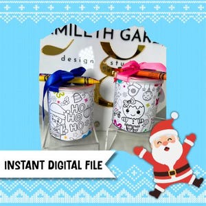 Może przedstawiać: Dwa białe pojemniki do kolorowania o tematyce świątecznej z kredkami i kokardkami. Jeden pojemnik przedstawia wzór Świętego Mikołaja, drugi piernikowego ludzika. Tekst "HO HO HO" znajduje się na jednym pojemniku. Tekst "INSTANT DIGITAL FILE" znajduje się na białym banerze.