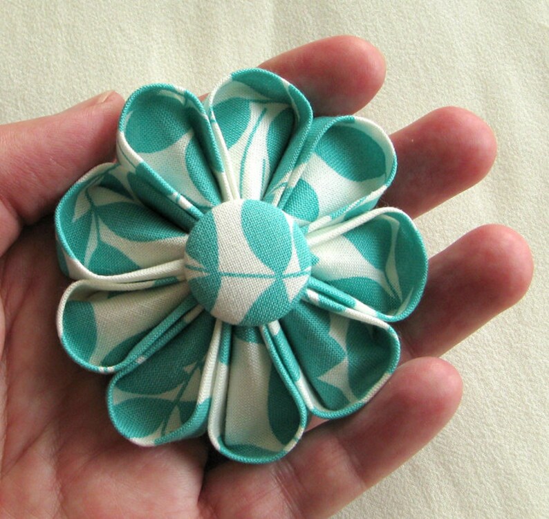 Aqua and White Leafy Print Flower Pin, Summer Fashion Accessory Bild 2