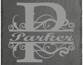 Placa de pizarra grabada personalizada con inicial y nombre divididos