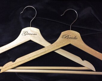 Perchas de madera grabadas para novios
