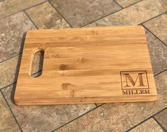 Tabla de corte personalizada de nombre y nombre - Dar el regalo que no será regalado