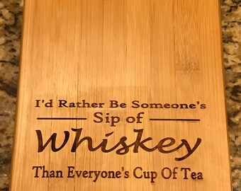 Piedras de whisky en caja de madera grabada - Prefiero ser el sorbo de whisky de alguien que la taza de té de todos