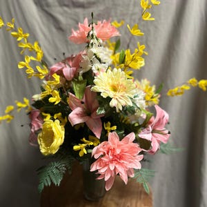 Bloemen op begraafplaats, grote vaas voor lente- en zomerbegraafplaats, grafbloemen, 360•-ontwerp, inzetvaas, grafdecoratie