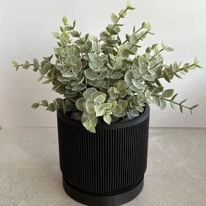Modern 3D Printed Planter – Minimalist Black Ribbed Plant Pot for Indoor Decor, Home Decor, Succulent Planter, Gift for Plant Lovers