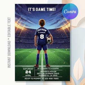 Puede incluir: Una invitación digital con el texto "IT'S GAME TIME!". Presenta a un joven jugador de fútbol en un campo verde en un estadio. La camiseta del jugador muestra "JAYDEN" y el número "8". Texto adicional incluye detalles del evento y "INSTANT DOWNLOAD * EDITABLE TEXT".