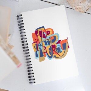 Hip Hip Hooray! - Caderno espiral de arte com letras divertidas