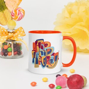 ¡Hip hip hurra! - Taza con letras divertidas y color en el interior