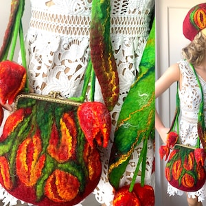 Peut inclure: Un sac à main en laine feutrée avec un motif floral de tulipes rouges et orange. Le sac a une bandoulière en feutre vert et un fermoir doré.