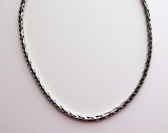 Collar de cadena de plata delgada para hombre, cuerda Cadena de plata Joyería unisex, Regalo para él, Joyería tribal, Cadena de eslabones hecha a mano Cadena de serpiente Celta