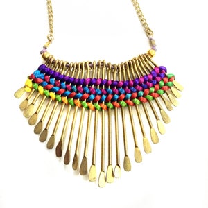 Veelkleurige gouden franje ketting, gouden slabbetje ketting, statement sieraden, zijden draad inlay, zomer ketting door Taneesi