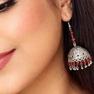 Ruby Jhumka-oorbellen: sterlingzilver, Indiase tribale sieraden