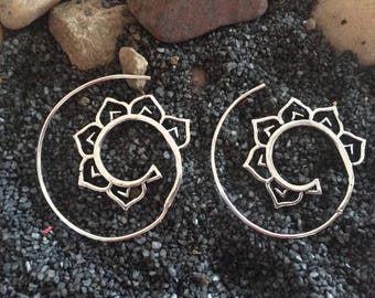 Boucles d'oreilles Threader-Boucles d'oreilles en spirale argent- Bijoux tribaux-Antique sabots-Ornements yéménites-Ornate peacock Hoop Boucles d'oreilles ZE0525P