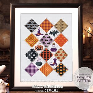 Può includere: Uno schema a punto croce incorniciato con una griglia a rombi di motivi di Halloween tra cui un cappello da strega, pipistrelli, una zucca, una pozione, un calderone e caramelle. Il disegno misura 117w x 156h punti, articolo CEP-161.