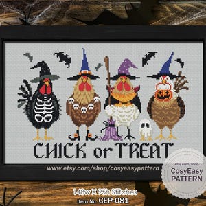 Könnte beinhalten: Kreuzstichmuster mit vier Hühnern in Hexenkostümen für Halloween. Die Hühner tragen Hexenhüte und halten einen Besen und einen Geist. Der Text "CHICK or TREAT" steht darunter. Das Muster ist schwarz gerahmt.
