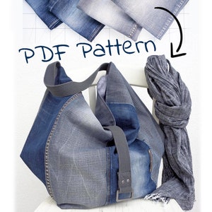 Könnte beinhalten: Eine große Denim-Tragetasche mit einem grauen Riemen und einem Schnallenverschluss. Die Tasche ist aus recyceltem Denim gefertigt und hat ein Patchwork-Design. Die Tasche steht auf einem weißen Stuhl mit einem grauen Schal, der über die Stuhllehne gelegt ist. Der Text "PDF Pattern" ist in Schwarz auf weißem Hintergrund geschrieben.