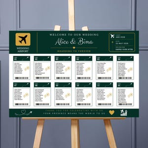 Può includere: Un cartello per il tableau de mariage in verde scuro e bianco a tema aereo. Il testo recita Welcome to our wedding Alice & Bima Boarding to forever. Include dettagli del volo, numeri di tavolo da 01 a 12, nomi degli ospiti e codici a barre.