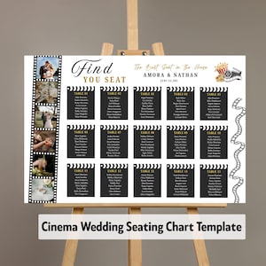 Pode incluir: Um modelo de gráfico de assentos de casamento com tema de cinema em um cavalete. O gráfico apresenta um design de tira de filme com fotos e atribuições de mesa. O texto diz "Find You Seat" e "The Best Seat in the House".