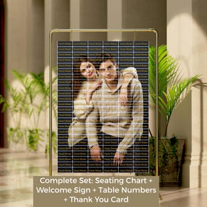 Puede incluir: Un marco de metal dorado sostiene un plano de asientos con una cuadrícula de nombres de invitados. El gráfico presenta una foto de una pareja. El texto en la parte inferior dice: Juego completo: Plano de asientos + Cartel de bienvenida + Números de mesa + Tarjeta de agradecimiento.