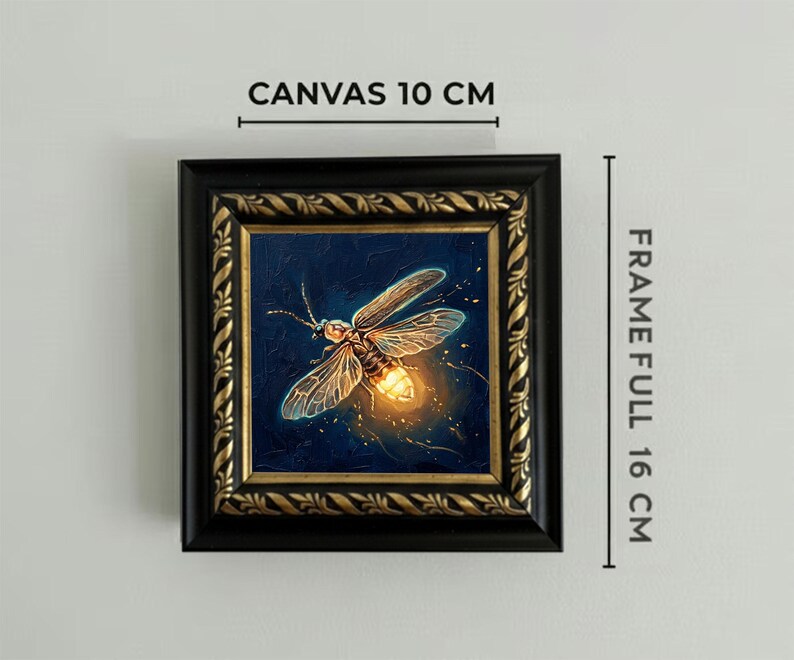 Puede incluir: Obra de arte enmarcada cuadrada que presenta una pintura detallada de una luci&eacute;rnaga con luz brillante. El lienzo mide 10 cm, y el marco completo mide 16 cm. El marco es negro con detalles dorados, sobre un fondo azul oscuro.