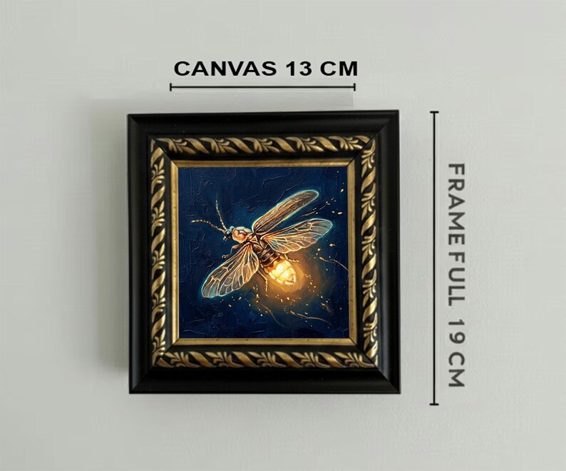 Puede incluir: Obra de arte enmarcada que presenta una ilustraci&oacute;n detallada de una luci&eacute;rnaga con abdomen brillante y alas transl&uacute;cidas. El lienzo mide 13 cm, y el marco completo es de 19 cm. El marco es negro con detalles dorados.