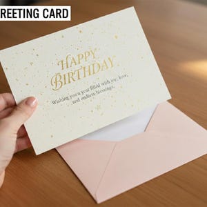 Puede incluir: Una tarjeta de felicitaci&oacute;n de cumplea&ntilde;os crema con letras doradas y un sobre rosa. La tarjeta dice "Feliz Cumplea&ntilde;os" con un mensaje debajo. Las palabras "TARJETA DE FELICITACI&Oacute;N GRATUITA" est&aacute;n en la esquina superior izquierda.