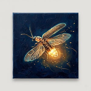 Puede incluir: Pintura cuadrada sobre lienzo de una luci&eacute;rnaga. La luci&eacute;rnaga est&aacute; representada con alas detalladas y un abdomen brillante, sobre un fondo azul oscuro. La obra de arte utiliza un estilo de pincelada texturizada, con reflejos y detalles en tonos dorados y marrones.
