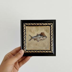 Pesce stravagante con cappello dipinto a olio su tela piccola con cornice
