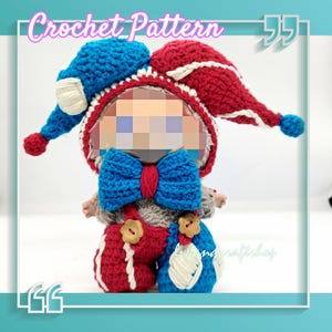 Puede incluir: Muñeca de ganchillo con gorro de bufón azul y rojo y pantalones a juego. La muñeca tiene una gran pajarita azul y botones de madera. El texto "Crochet Pattern" está en la parte superior de la imagen.