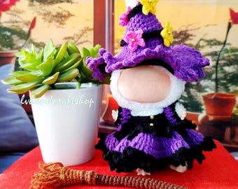 Bambola da 17 cm con abito da strega di Halloween e scopa volante - Modello all'uncinetto PDF Blind Box Toy