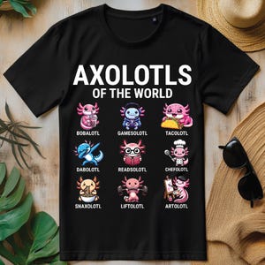 Könnte beinhalten: Schwarzes T-Shirt mit dem Text "Axolotols of the World" und einem Raster aus neun Cartoon-Axolotln, die jeweils eine andere Aktivität oder einen anderen Gegenstand darstellen, wie Boba-Tee, Tacos und das Lesen eines Buches.