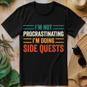 Ik stel niet uit, ik doe nevenmissies Gamer retro png, grappige videogames T-shirtontwerp
