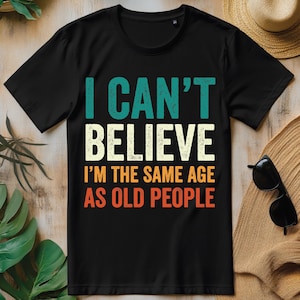 No puedo creer que tenga la misma edad que las personas mayores, diseño retro PNG, diseño de camiseta divertido